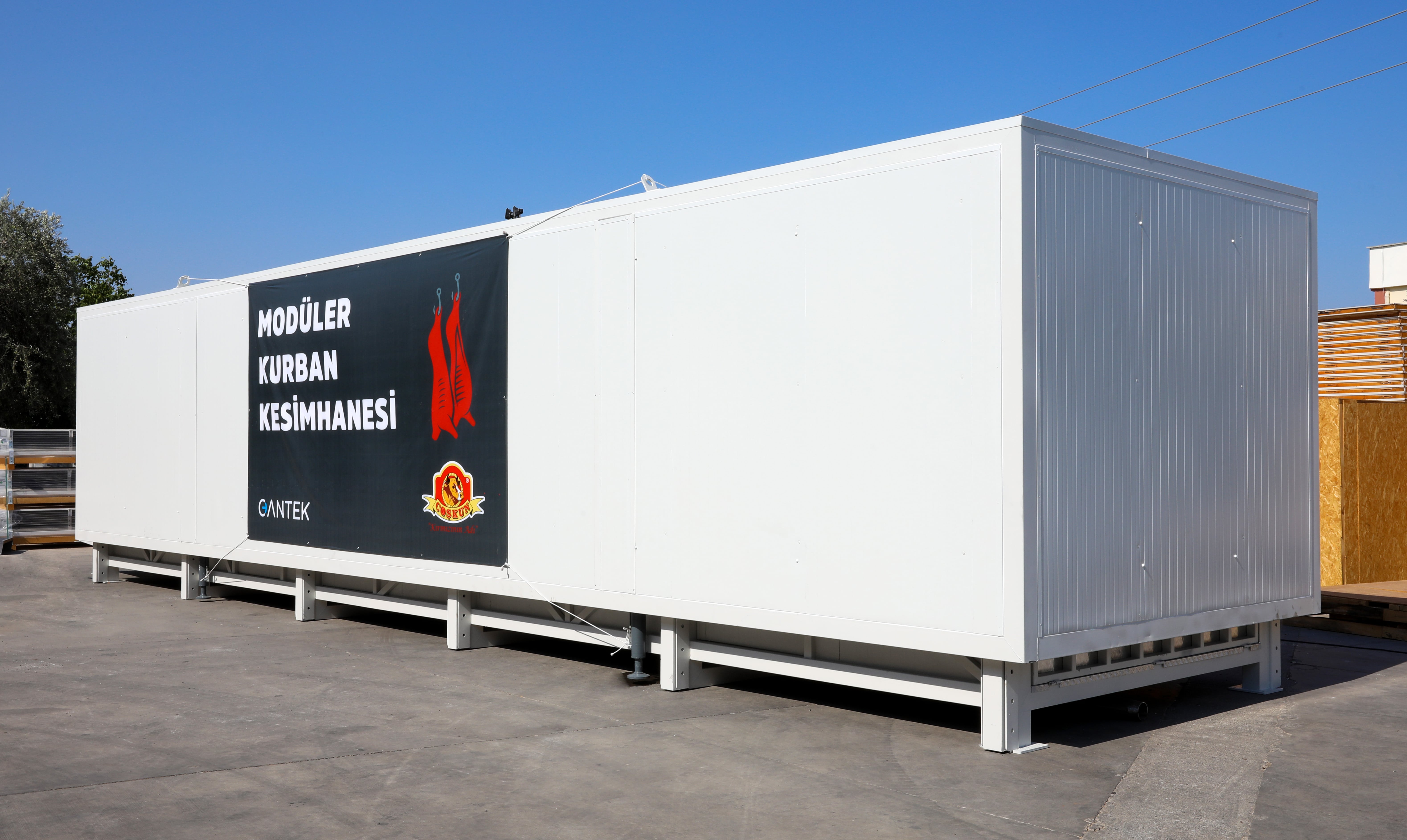 Fast slaughter with container slaughterhouse on Eid al-Adha 